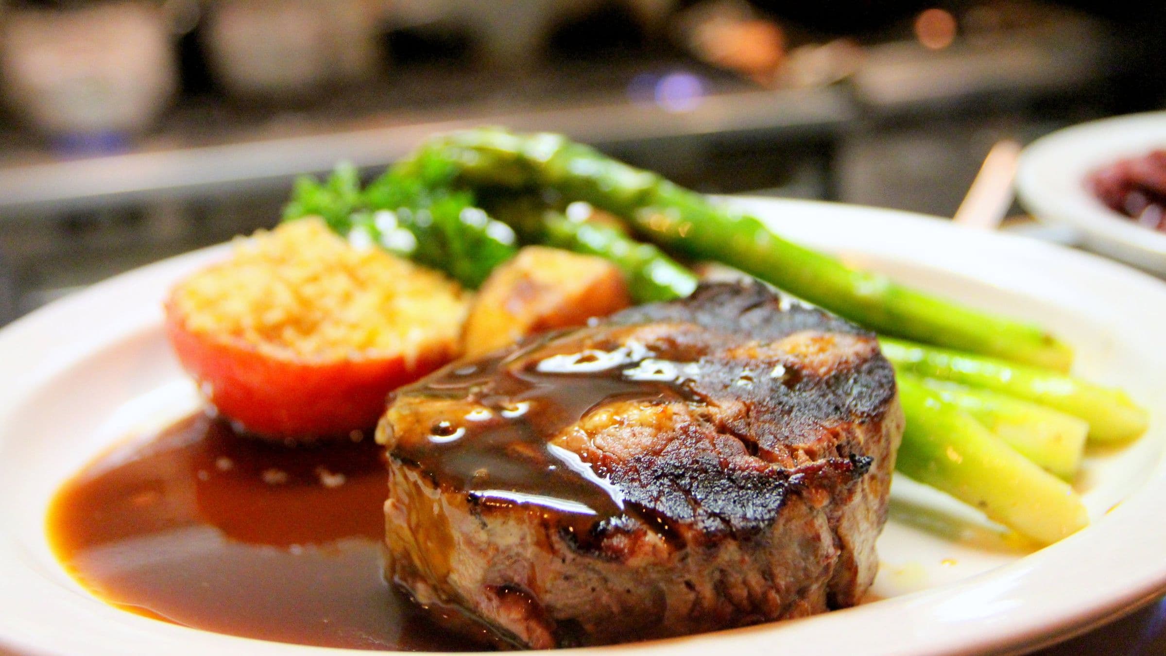 Plated steak with asparagus and sauce